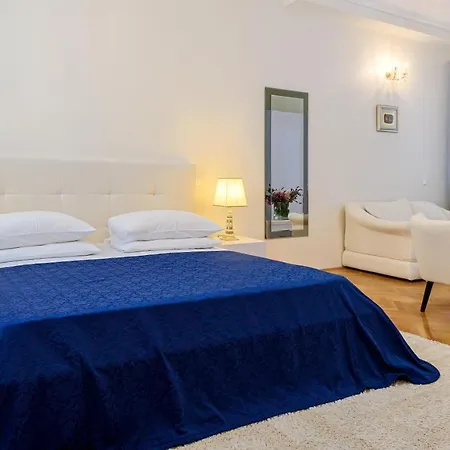 Pensión Palace Schoen Milesi - Esense Of Prestige - Private Pool - Free Parking - Old Money Style Luxury - Walking Distance To The Old Town, The And Amenities - Buralux 4*