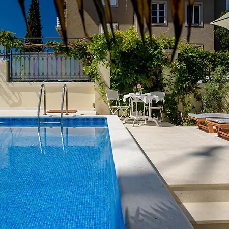 Pensión Palace Schoen Milesi - Esense Of Prestige - Private Pool - Free Parking - Old Money Style Luxury - Walking Distance To The Old Town, The And Amenities - Buralux