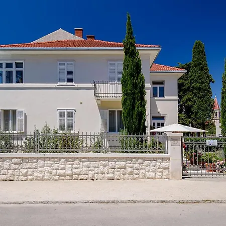 Palace Schoen Milesi - Esense Of Prestige - Private Pool - Old Money Style Luxury - Walking Distance To The Old Town, The And Amenities - Buralux スプリト