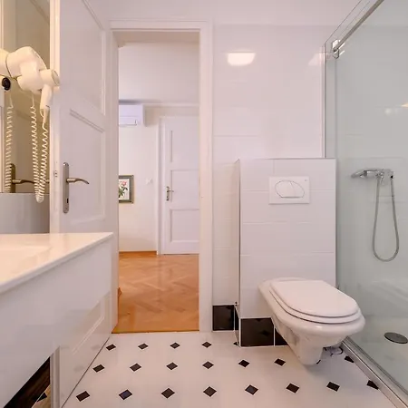 Palace Schoen Milesi - Esense Of Prestige - Private Pool - Old Money Style Luxury - Walking Distance To The Old Town, The And Amenities - Buralux Konukevi