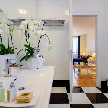 Pensión Palace Schoen Milesi - Esense Of Prestige - Private Pool - Free Parking - Old Money Style Luxury - Walking Distance To The Old Town, The And Amenities - Buralux