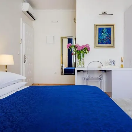 Pensión Palace Schoen Milesi - Esense Of Prestige - Private Pool - Free Parking - Old Money Style Luxury - Walking Distance To The Old Town, The And Amenities - Buralux