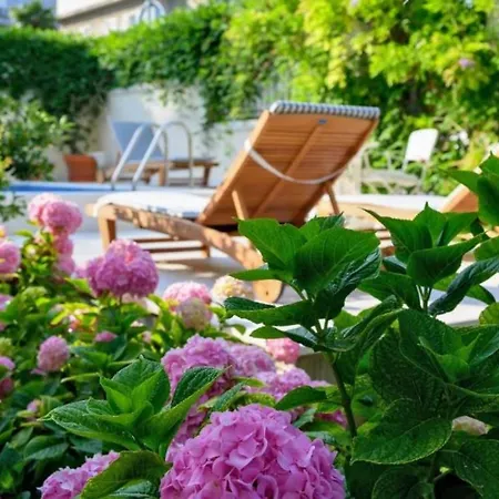 Palace Schoen Milesi - Esense Of Prestige - Private Pool - Free Parking - Old Money Style Luxury - Walking Distance To The Old Town, The And Amenities - Buralux Pensión Split