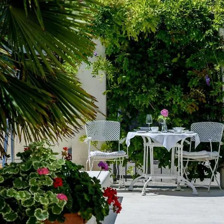 Pensión Palace Schoen Milesi - Esense Of Prestige - Private Pool - Free Parking - Old Money Style Luxury - Walking Distance To The Old Town, The And Amenities - Buralux Split