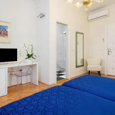 Palace Schoen Milesi - Esense Of Prestige - Private Pool - Free Parking - Old Money Style Luxury - Walking Distance To The Old Town, The And Amenities - Buralux Pensión