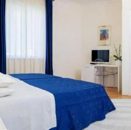 Palace Schoen Milesi - Esense Of Prestige - Private Pool - Free Parking - Old Money Style Luxury - Walking Distance To The Old Town, The And Amenities - Buralux Pensión 4*