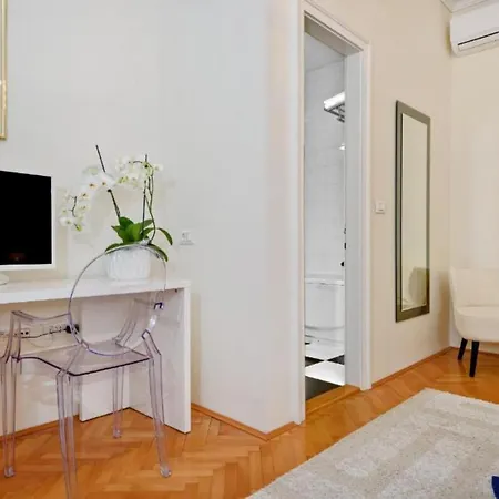 Palace Schoen Milesi - Esense Of Prestige - Private Pool - Free Parking - Old Money Style Luxury - Walking Distance To The Old Town, The And Amenities - Buralux Pensión 4*