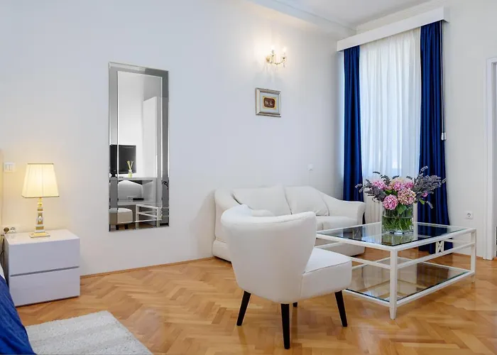 Palace Schoen Milesi - Esense Of Prestige - Private Pool - Old Money Style Luxury - Walking Distance To The Old Town, The And Amenities - Buralux 4*