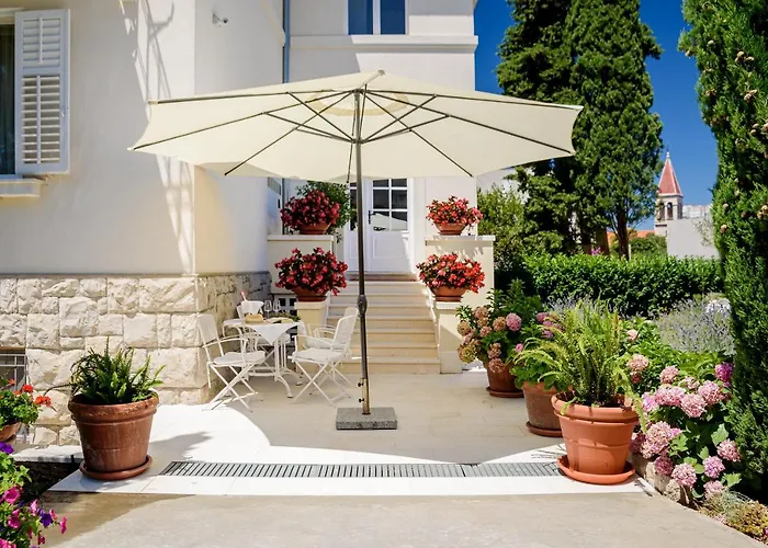 Palace Schoen Milesi - Esense Of Prestige - Private Pool - Old Money Style Luxury - Walking Distance To The Old Town, The And Amenities - Buralux