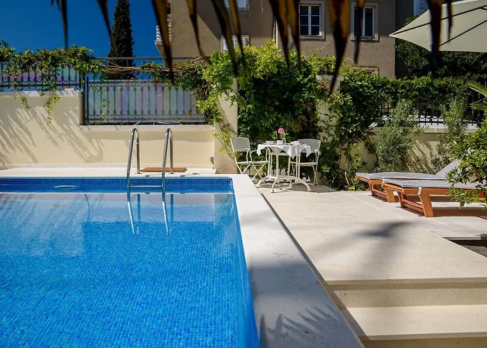 게스트하우스 Palace Schoen Milesi - Esense Of Prestige - Private Pool - Old Money Style Luxury - Walking Distance To The Old Town, The And Amenities - Buralux
