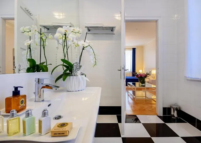 게스트하우스 Palace Schoen Milesi - Esense Of Prestige - Private Pool - Old Money Style Luxury - Walking Distance To The Old Town, The And Amenities - Buralux