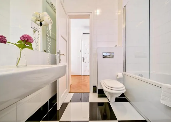 게스트하우스 Palace Schoen Milesi - Esense Of Prestige - Private Pool - Old Money Style Luxury - Walking Distance To The Old Town, The And Amenities - Buralux