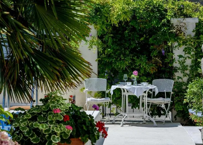 게스트하우스 Palace Schoen Milesi - Esense Of Prestige - Private Pool - Old Money Style Luxury - Walking Distance To The Old Town, The And Amenities - Buralux 스플리트