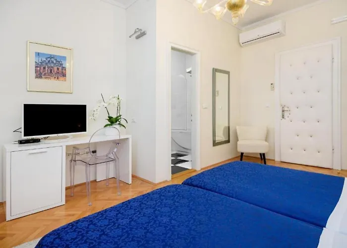 Palace Schoen Milesi - Esense Of Prestige - Private Pool - Old Money Style Luxury - Walking Distance To The Old Town, The And Amenities - Buralux 게스트하우스