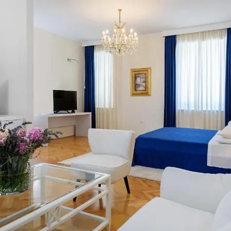 Palace Schoen Milesi - Esense Of Prestige - Private Pool - Old Money Style Luxury - Walking Distance To The Old Town, The And Amenities - Buralux Split