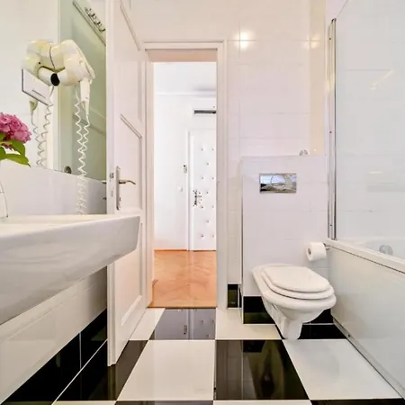 Gostinjska kuća Palace Schoen Milesi - Esense Of Prestige - Private Pool - Old Money Style Luxury - Walking Distance To The Old Town, The And Amenities - Buralux