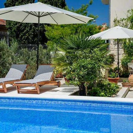 Gostinjska kuća Palace Schoen Milesi - Esense Of Prestige - Private Pool - Old Money Style Luxury - Walking Distance To The Old Town, The And Amenities - Buralux 4*